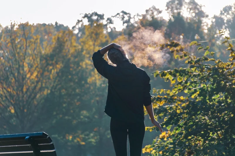 Žena koja se isteže ujutro nakon što je ustala sa stolice