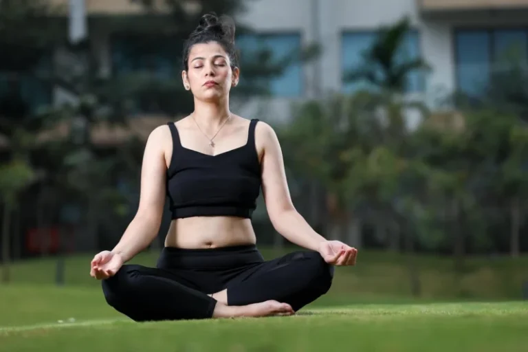 Žena u pozi meditacije, fokusirana na disanje i opuštanje